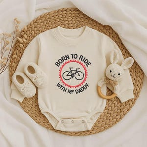 Broderad sparkdräkt med pappa-motiv – Cykelkläder för babyn, matchande gåva för far och son, söt babybody