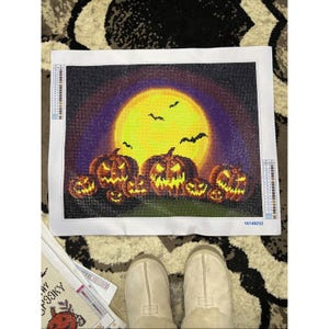 Dipinto di zucche di Halloween che brillano al buio con la tecnica Diamond Art completato