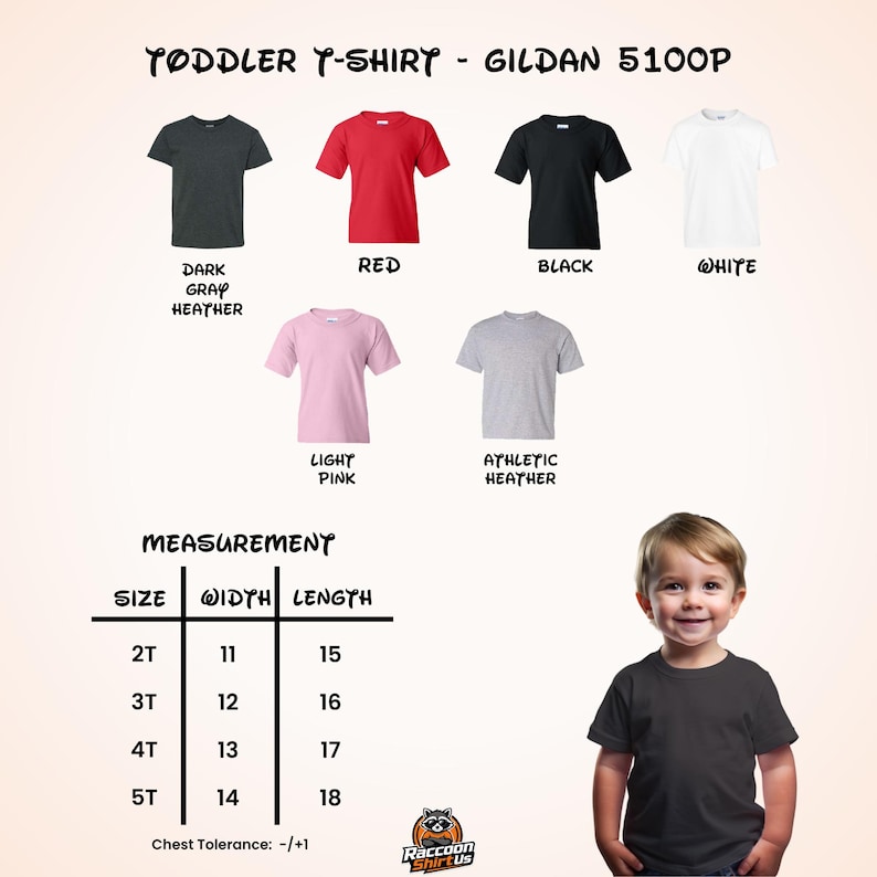 Op de afbeelding: Een collectie Gildan 5100P peuter-t-shirts in donkergrijs gem&ecirc;leerd, rood, zwart, wit, lichtroze en sportgrijs gem&ecirc;leerd. Inclusief een maattabel met breedte- en lengtematen voor de maten 2T tot 5T en het logo van Raccoon Shirt Us.
