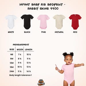 Op de afbeelding: Baby rib romper Rabbit Skins 4400 in wit, zwart, roze, naturel en rood. Een maattabel toont breedte- en lengtematen in inches voor de maten NB, 6M, 12M, 18M en 24M. Een kind draagt rechtsonder een roze romper.