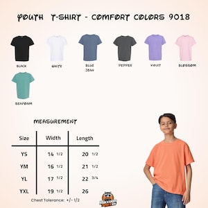 Op de afbeelding: Een Youth T-Shirt Comfort Colors 9018 kleurenkaart met zwarte, witte, jeansblauwe, peperkleurige, violette, bloesemkleurige en zeegroene T-shirts. Een maattabel toont de maten YS, YM, YL en YXL in inches. Een perzikkleurig T-shirt is afgebeeld.
