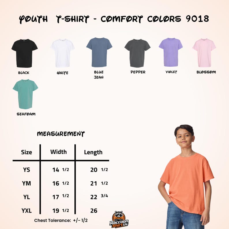 Op de afbeelding: Een Youth T-Shirt Comfort Colors 9018 kleurenkaart met zwarte, witte, jeansblauwe, peperkleurige, violette, bloesemkleurige en zeegroene T-shirts. Een maattabel toont de maten YS, YM, YL en YXL in inches. Een perzikkleurig T-shirt is afgebeeld.