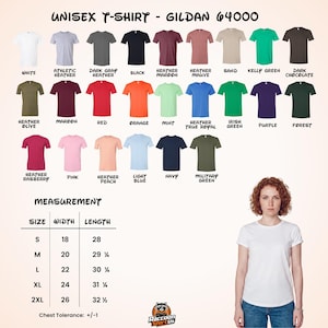 Op de afbeelding: Een Gildan 64000 unisex t-shirt kleurenkaart met drie&euml;ntwintig effen kleuropties, waaronder wit, heather en diverse tinten rood, blauw, groen en bruin. Een maattabel toont de breedtes en lengtes in inches voor de maten S tot 2XL.