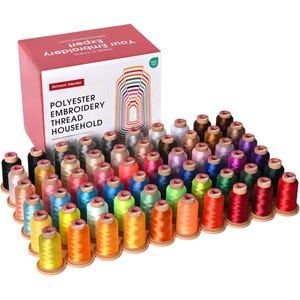 Könnte beinhalten: Ein großes Set aus Polyester-Stickgarnspulen in einer Vielzahl von Farben, angeordnet in Reihen. Die Spulen werden mit einem rosa Karton präsentiert, der mit POLYESTER EMBROIDERY THREAD HOUSEHOLD beschriftet ist und eine Grafik von Garnspulen zeigt.