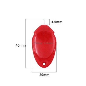 Puede incluir: Un cortahilos de pl&aacute;stico rojo, de 40 mm de largo, 20 mm de ancho y 4,5 mm de grosor. La herramienta tiene forma de l&aacute;grima con un peque&ntilde;o agujero en la parte inferior y una cuchilla met&aacute;lica en la parte superior. Las dimensiones est&aacute;n indicadas.