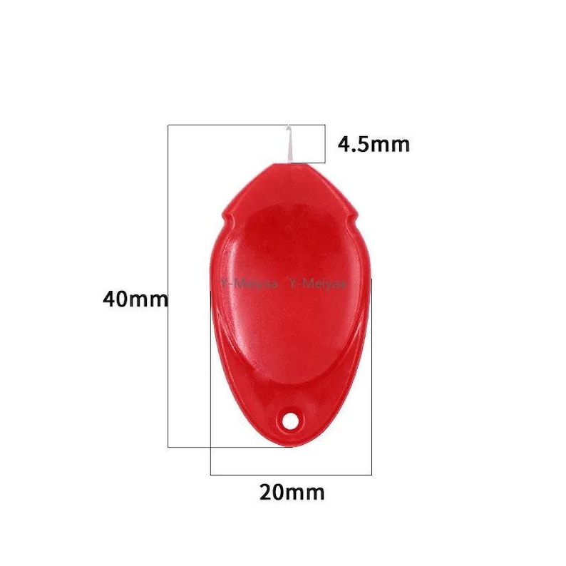 Puede incluir: Un cortahilos de pl&aacute;stico rojo, de 40 mm de largo, 20 mm de ancho y 4,5 mm de grosor. La herramienta tiene forma de l&aacute;grima con un peque&ntilde;o agujero en la parte inferior y una cuchilla met&aacute;lica en la parte superior. Las dimensiones est&aacute;n indicadas.