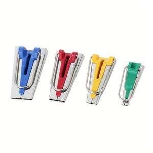 Peut inclure: Un ensemble de quatre appareils à biais de tailles décroissantes, chacun doté d'une pièce centrale en plastique coloré bleu, rouge, jaune ou vert, avec un corps en métal argenté et une fine poignée en fil métallique en forme de U pour la couture.