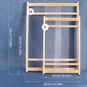 K&ouml;nnte beinhalten: Ein Holzwebrahmen mit wei&szlig;en F&auml;den, beschriftet mit 'M' und 'S'. Der Webrahmen ist 50 cm hoch und 39 cm breit. Der kleinere Webrahmen ist 39 cm hoch und 27 cm breit. Ideal f&uuml;r Bastelprojekte.