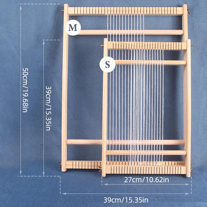 K&ouml;nnte beinhalten: Ein Holzwebrahmen mit wei&szlig;en F&auml;den, beschriftet mit 'M' und 'S'. Der Webrahmen ist 50 cm hoch und 39 cm breit. Der kleinere Webrahmen ist 39 cm hoch und 27 cm breit. Ideal f&uuml;r Bastelprojekte.