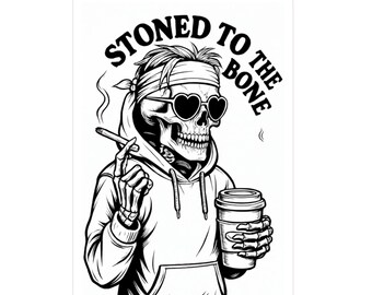 Puede incluir: Adhesivo en blanco y negro que representa un esqueleto con gafas de sol en forma de corazón, una cinta para la cabeza y una sudadera con capucha, fumando un cigarrillo y sosteniendo una taza de café. El texto "STONED TO THE BONE" está arriba.