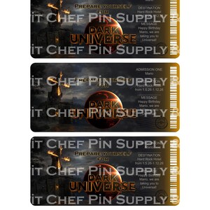 Puede incluir: Tres boletos dorados con el texto "IT CHEF PIN SUPPLY" y "DARK UNIVERSE". Cada boleto tiene un mensaje para "Mario" y un destino "Hard Rock Hotel". Los boletos presentan un dise&ntilde;o oscuro de fantas&iacute;a.