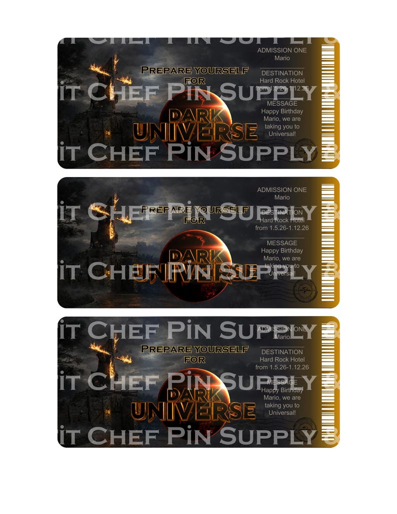 Puede incluir: Tres boletos dorados con el texto "IT CHEF PIN SUPPLY" y "DARK UNIVERSE". Cada boleto tiene un mensaje para "Mario" y un destino "Hard Rock Hotel". Los boletos presentan un dise&ntilde;o oscuro de fantas&iacute;a.