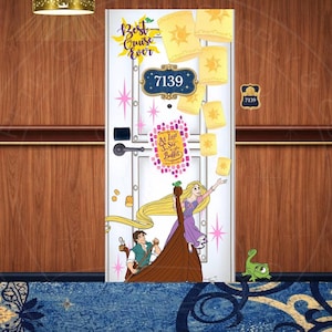 Op de afbeelding: Een witte deur versierd met een Rapunzel-thema. De deur heeft de tekst "Best Cruise Ever" en "At Last I See the Buffet". De deur heeft ook het nummer "7139" en een cartoon van Rapunzel en Flynn Rider in een boot.