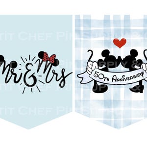 Op de afbeelding: Twee wimpelvormige banners. De linkerbanner is lichtblauw met de woorden "Mr & Mrs" in zwart schrift, met een Minnie Mouse strik. De rechterbanner heeft een blauw geruite achtergrond met Mickey Mouse silhouetten die een banner vasthouden met de tekst "50th Anniversary".