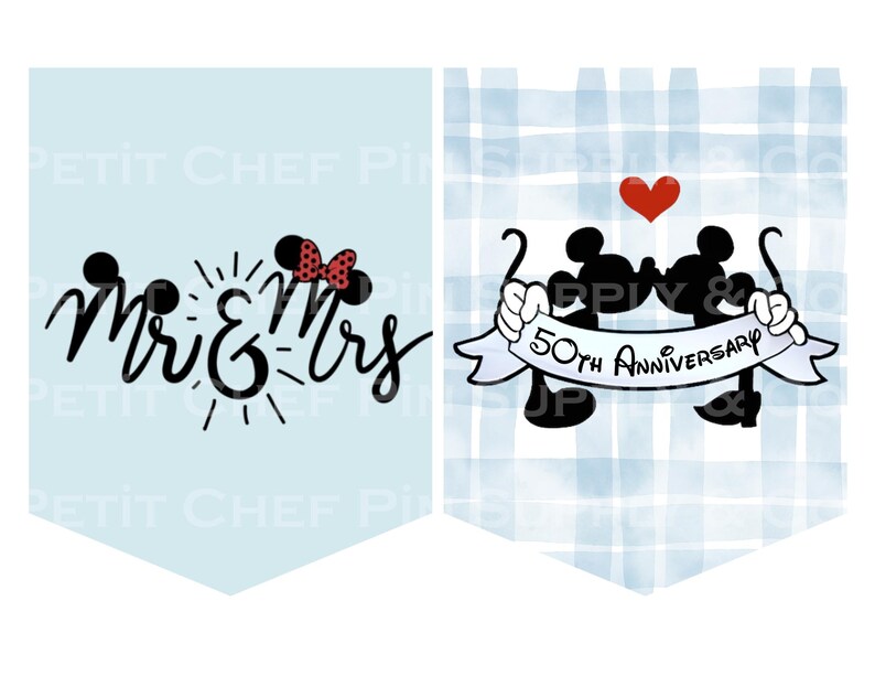 Op de afbeelding: Twee wimpelvormige banners. De linkerbanner is lichtblauw met de woorden "Mr & Mrs" in zwart schrift, met een Minnie Mouse strik. De rechterbanner heeft een blauw geruite achtergrond met Mickey Mouse silhouetten die een banner vasthouden met de tekst "50th Anniversary".