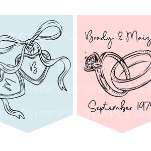 Op de afbeelding: Twee wimpelvormige banners. De linker banner is lichtblauw en heeft twee hartvormige hangers met de letters "M" en "B" en een strik. De rechter banner is roze en toont twee in elkaar grijpende ringen en de tekst "Brady & Maizee September 1975."