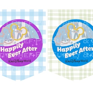 Op de afbeelding: Twee wimpelvormige banners met een cirkelvormig ontwerp. E&eacute;n banner heeft een paarse cirkel met de tekst "Happily Ever After" en een kasteelillustratie. De andere banner heeft een blauwe cirkel met dezelfde tekst en illustratie. Beide banners hebben het "Walt Disney World"-logo.