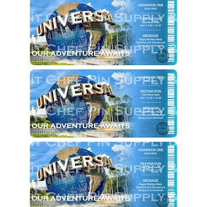 Puede incluir: Tres entradas azules para Universal Studios. Cada entrada presenta el logotipo del globo de Universal Studios con el texto "UNIVERSAL" y "OUR ADVENTURE AWAITS". El texto adicional incluye "ADMISSION ONE", "DESTINATION" y un mensaje de cumplea&ntilde;os.