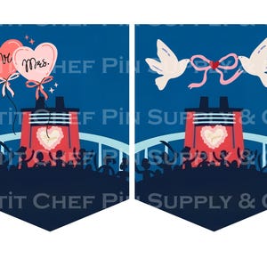 Op de afbeelding: Twee marineblauwe wimpelbanners met huwelijksthema-illustraties. E&eacute;n banner toont hartvormige ballonnen met de tekst "Mr." en "Mrs.". De andere toont duiven met een roze lint. Beide hebben een rode structuur met een hart en het woord "Forever".