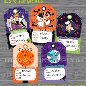 Puede incluir: Cinco etiquetas de regalo con temática de Halloween, cada una de 6,35 cm x 9,65 cm. Los diseños presentan personajes de Disney como Mickey, Minnie y Donald, con frases como "Halloween on the High Seas". Las etiquetas son de varios colores, incluyendo morado, naranja y verde. "All 5 designs included" está escrito en la parte inferior.
