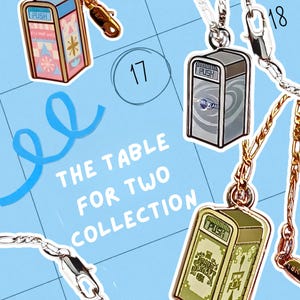 Puede incluir: Collares con colgantes con diseños de mini papeleras. Los colgantes son de varios colores, incluyendo rosa, gris y verde, con la palabra "PUSH" en la parte delantera. También se ve el texto "THE TABLE FOR TWO COLLECTION".