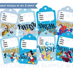 Könnte beinhalten: Acht blaue Geschenkanhänger mit Disney-Figuren wie Goofy, Dumbo, Spider-Man, Donald Duck, Mickey Mouse, Rapunzel und Captain Hook. Jeder Anhänger hat Platz für "An", "Kabine" und "Von". Der Text "72 DIFFERENT DESIGNS OF ALL 8 SHIPS!" steht oben.
