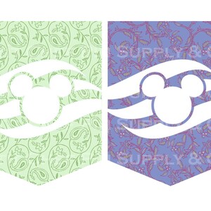 Op de afbeelding: Twee wimpelvormige banners met een wit Mickey Mouse-hoofdontwerp. E&eacute;n banner heeft een lichtgroen paisley-patroon en de andere heeft een blauw bloemenpatroon. De banners hebben een wit golfpatroon.