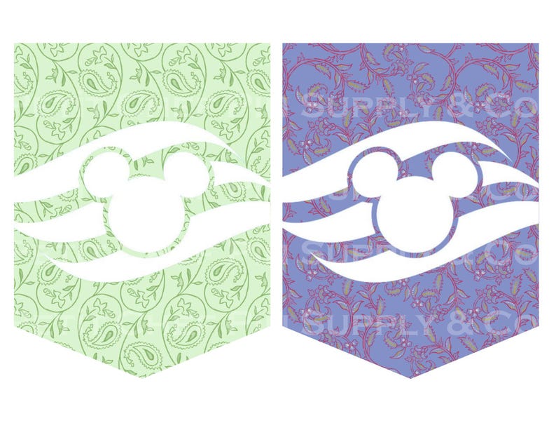 Op de afbeelding: Twee wimpelvormige banners met een wit Mickey Mouse-hoofdontwerp. E&eacute;n banner heeft een lichtgroen paisley-patroon en de andere heeft een blauw bloemenpatroon. De banners hebben een wit golfpatroon.