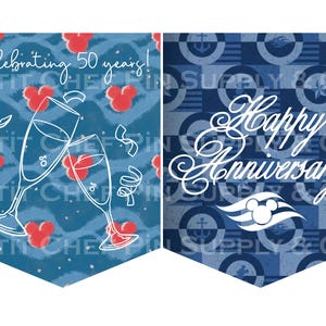 Op de afbeelding: Twee blauwe wimpelbanners met witte tekst en afbeeldingen. E&eacute;n banner zegt "Celebrating 50 years!" met champagneglazen en Mickey Mouse-vormen. De andere zegt "Happy Anniversary" met een Mickey Mouse-logo.