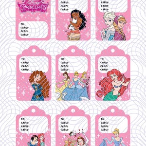 Puede incluir: Etiquetas de regalo rosas con Princesas Disney. Cada etiqueta tiene una ilustración de princesa y espacio para escribir "Para", "Cabaña" y "De". El logotipo de Disney Princesas está en la parte superior. Las etiquetas tienen una parte superior festoneada y un agujero.