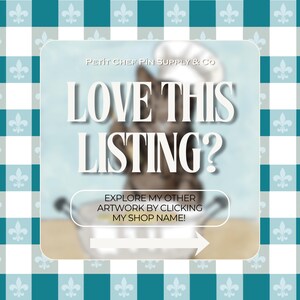 Op de afbeelding: Een promotionele afbeelding met een turquoise en witte geruite achtergrond en een fleur-de-lis patroon. De centrale afbeelding toont een wazige afbeelding van een chef-kok en de tekst "LOVE THIS LISTING?" en "EXPLORE MY OTHER ARTWORK BY CLICKING MY SHOP NAME!"