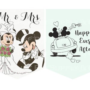 Op de afbeelding: Twee bruiloftvlaggen in de vorm van een wimpel met Mickey en Minnie Mouse. Op de ene vlag staat "Mr. & Mrs." met Minnie in een trouwjurk en Mickey in een smoking. De andere vlag zegt "Happily Ever After" met Mickey en Minnie in een auto.