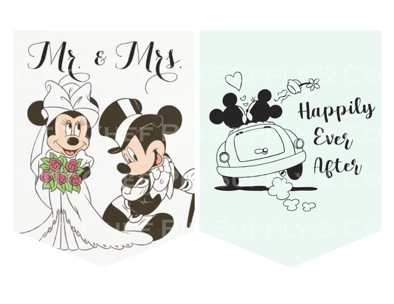Op de afbeelding: Twee bruiloftvlaggen in de vorm van een wimpel met Mickey en Minnie Mouse. Op de ene vlag staat "Mr. & Mrs." met Minnie in een trouwjurk en Mickey in een smoking. De andere vlag zegt "Happily Ever After" met Mickey en Minnie in een auto.