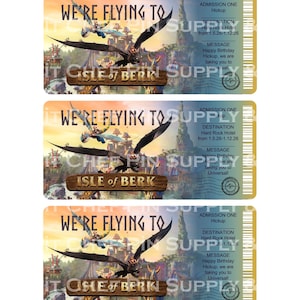 Puede incluir: Tres boletos rectangulares con tem&aacute;tica de fantas&iacute;a. Los boletos presentan un drag&oacute;n volando sobre un paisaje, con el texto "WE'RE FLYING TO" en la parte superior. Tambi&eacute;n es visible el texto "ISLE OF BERK". Los boletos tienen un borde dorado.
