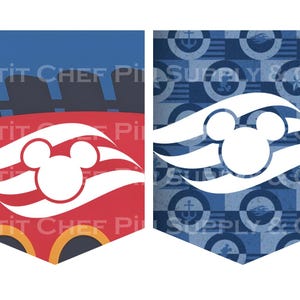 Op de afbeelding: Twee wimpelvormige banners met een nautisch thema. E&eacute;n banner is rood, wit en blauw met een Mickey Mouse-hoofdsilhouet. De andere banner is blauw met een patroon van ankers, sterren en cirkels, eveneens met het Mickey Mouse-hoofdsilhouet. De tekst "PETIT CHEF PIN SUPPLY & CO" is zichtbaar.