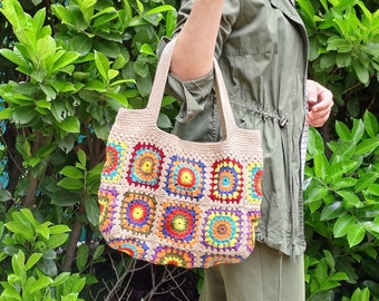 Handgjord fyrkantig virkad tygväska med mormorsmotiv, boho hippie-stil