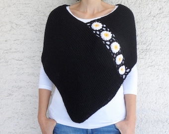 Handgestrickter schwarzer Poncho mit Gänseblümchen