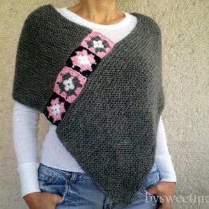 Puede incluir: Poncho de punto gris con ribete de ganchillo rosa y blanco. El ribete est&aacute; hecho de cuadrados con un dise&ntilde;o de flores.