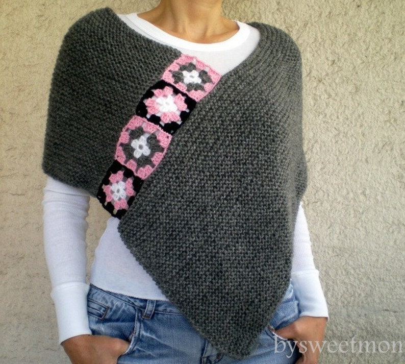 Puede incluir: Poncho de punto gris con ribete de ganchillo rosa y blanco. El ribete est&aacute; hecho de cuadrados con un dise&ntilde;o de flores.