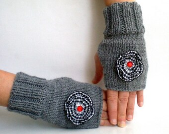 Gray Fingerless Gloves with Gingham Flowers