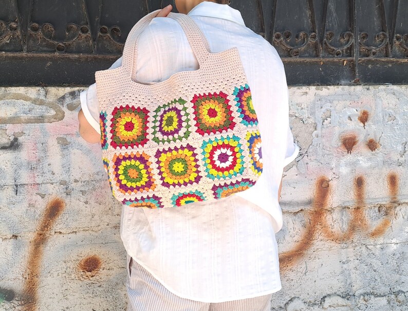 This multicolored beige, red, green, orange, blue, purple and yellow crochet pattern bag is perfect for your casual spring and summer outings.