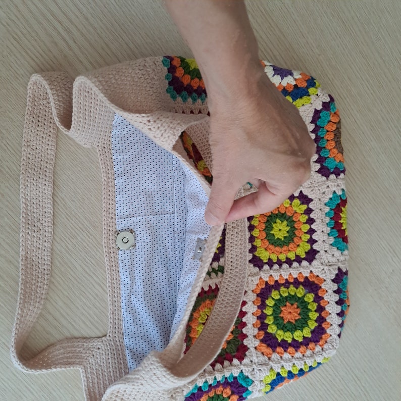 This multicolored beige, red, green, orange, blue, purple and yellow crochet pattern bag is perfect for your casual spring and summer outings.