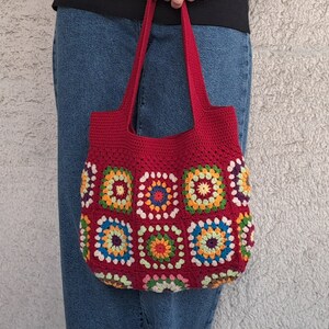 This crimson red  granny square bag is hand crocheted with hight quality 100% cotton yarn. Its  size allows you to store what you need; phone, keys, glasses, wallet, notebook, books...