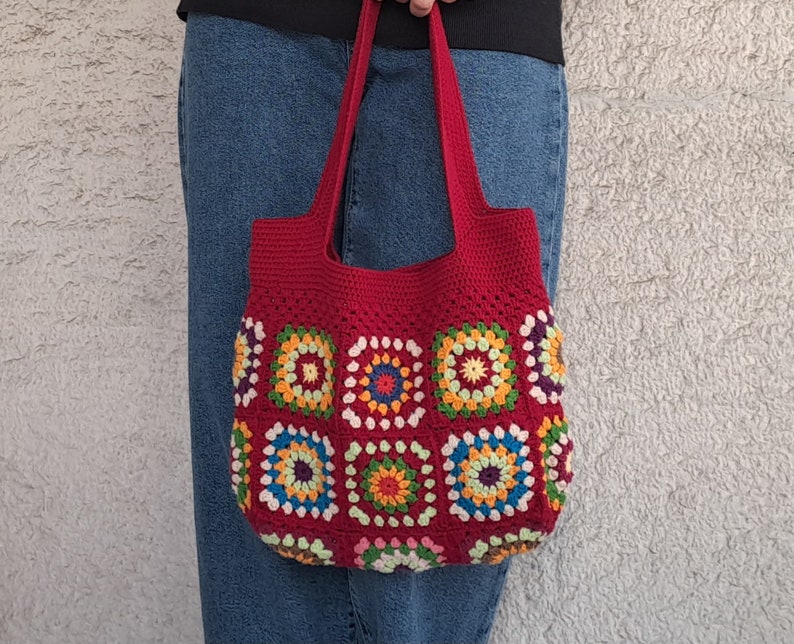 This crimson red  granny square bag is hand crocheted with hight quality 100% cotton yarn. Its  size allows you to store what you need; phone, keys, glasses, wallet, notebook, books...