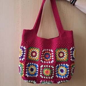 This crimson red  granny square bag is hand crocheted with hight quality 100% cotton yarn. Its  size allows you to store what you need; phone, keys, glasses, wallet, notebook, books...