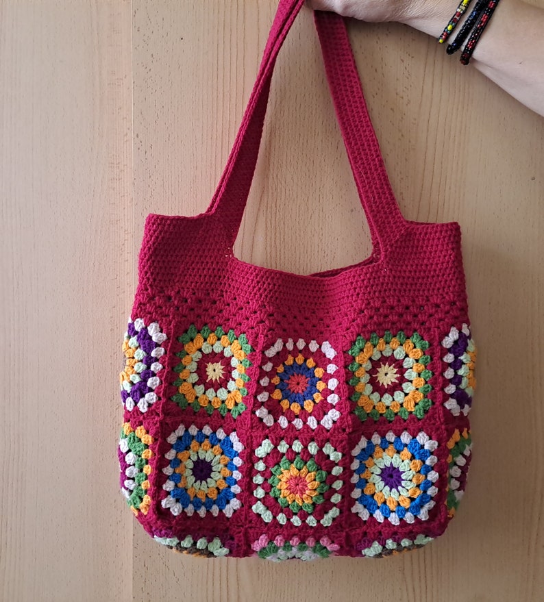 This crimson red  granny square bag is hand crocheted with hight quality 100% cotton yarn. Its  size allows you to store what you need; phone, keys, glasses, wallet, notebook, books...