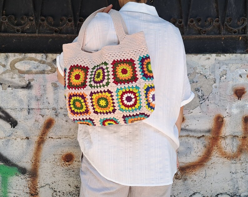 This multicolored beige, red, green, orange, blue, purple and yellow crochet pattern bag is perfect for your casual spring and summer outings.