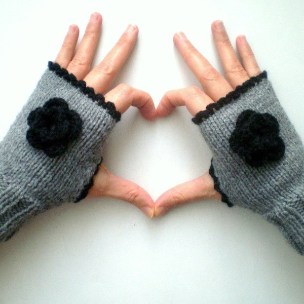 Graue fingerlose Handschuhe mit gehäkelten Blumen
