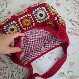 This crimson red  granny square bag is hand crocheted with hight quality 100% cotton yarn. Its  size allows you to store what you need; phone, keys, glasses, wallet, notebook, books...