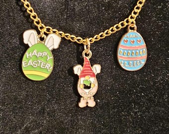Dijes de Pascua en collar de cadena dorada